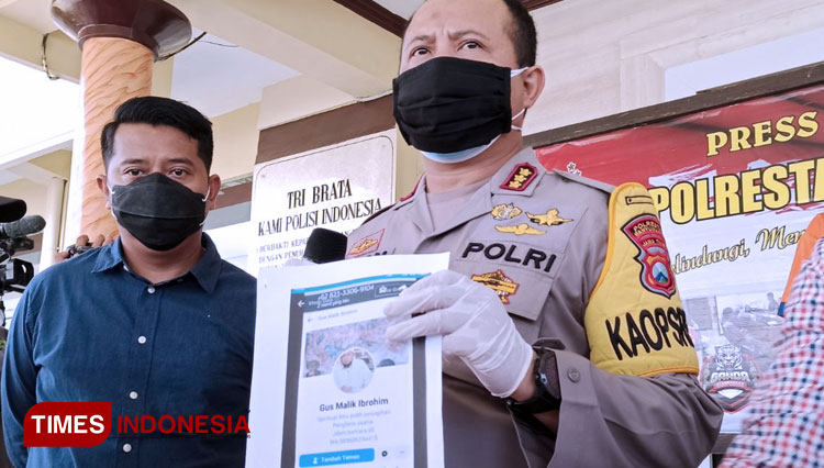 Kapolresta Banyuwangi Kombes Pol Arman Asmara Syarifuddin memegang barang bukti. (FOTO: Agung Sedana/TIMES Indonesia)