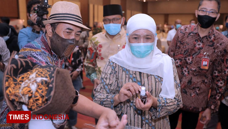 Gubernur Jawa Timur, Khofifah Indar Parawansa saat meninjau stand UMKM Jatim dalam acara Misi Dagang, Kamis (24/9/2020). (FOTO: Khusnul Hasana/TIMES Indonesia)
