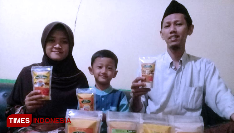 Maftuh Fuadi, guru Madrasah Ibtidaiyah Polorejo, Babadan, Ponorogo mengembangkan ekstrak tanaman obat keluarga. (Foto: Saudi/TIMES Indonesia)