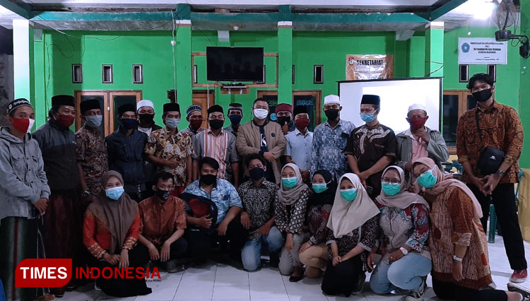Mahasiswa KKN Unusa kelompok 41 bersama warga Tebungan, Mlandingan, Situbondo (Foto : Unusa for TIMES Indonesia)