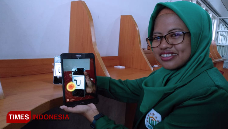 Nur Fauziah saat menunjukkan aplikasi Augmented Reality (FOTO: Unusa for TIMES Indonesia)