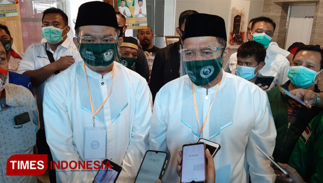 Paslon Bambang Haryo Soekartono (BHS)-M Taufiqulbar saat menjawab pertanyaan jurnalis. (Foto; timesindonesia/Rudi Mulya)