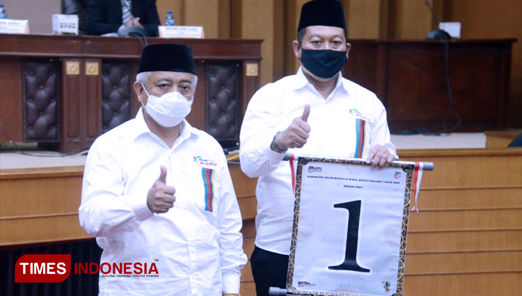 Paslon SANDI saat menerima nomor urut 1. (FOTO: Aditya Hendra / TIMES Indonesia)