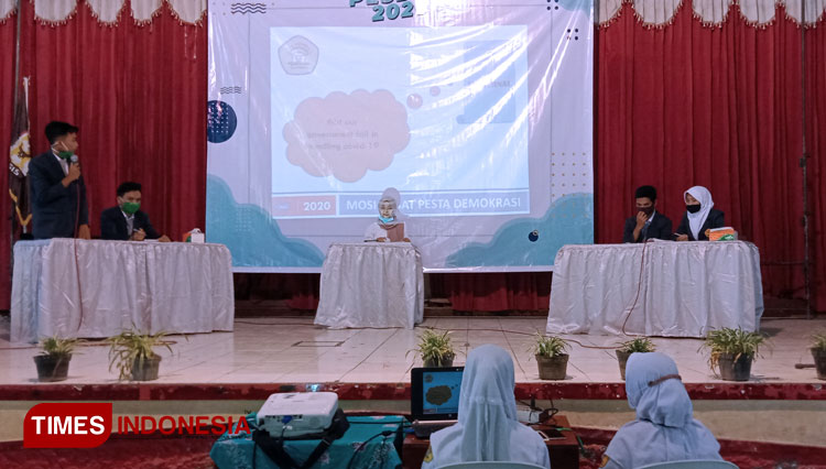 Pelaksanaan debat Paslon Ketua OSIS SMA Negeri 2 Bondowoso. Debat ini disiarkan secara live. Kemudian dilanjutkan pemilihan oleh siswa dari rumah masing-masing (FOTO: Moh Bahri/TIMES Indonesia).