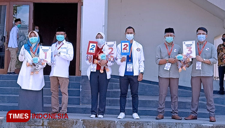 Para cabup cawabup Kabupaten Bandung setelah penetapan nomor urut di Hotel Sutan Raja Soreang, Kamis (24/9/20). FOTO : Iwa/TIMES Indonesia