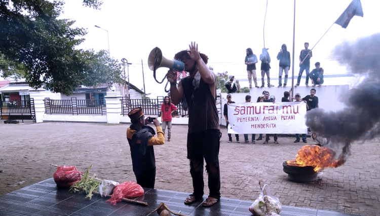 SAMURAI Malut atau Solidaritas Aksi Mahasiswa untuk Rakyat Indonesia saat gelar orasi di teras Kantor DPRD Pulau Morotai. (Foto: Abdul H Husain/TIMES Indonesia)