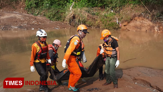 Tim SAR saat mengevakuasi korban terakhir banjir bandang di Kabupaten Sukabumi. (FOTO: Humas SAR Jakarta for TIMES Indonesia)