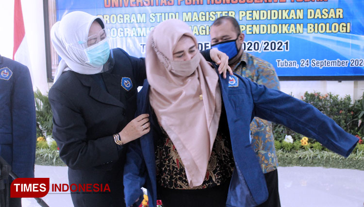 Penyematan jas almamater oleh Prof. Dr. Supiana Dian Nurtjahyani, M.Kes kepada perwakilan mahasiswa Pascasarjana Unirow Tuban, Kamis, (24/09/2020). (Foto: Achmad Choirudin/TIMES Indonesia)