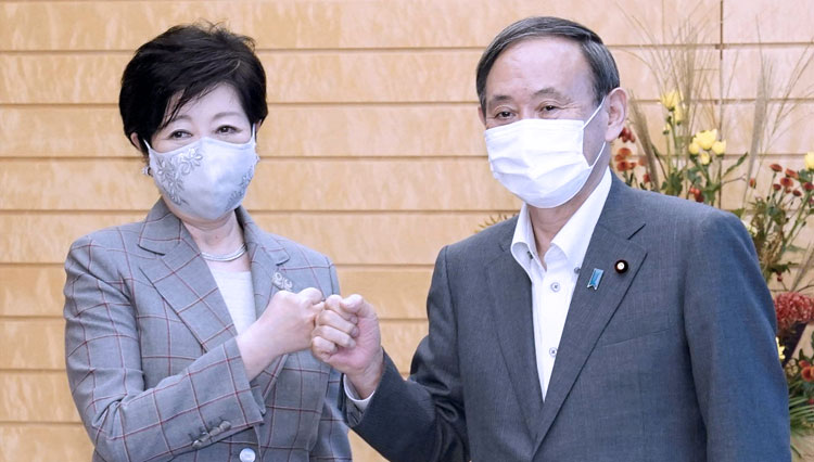 Perdana Menteri Yoshihide Suga dan Gubernur Tokyo Yuriko Koike saat bertemu Rabu di Kantor Perdana Menteri di ibu kota. (FOTO: The Japan Times/ KYODO)