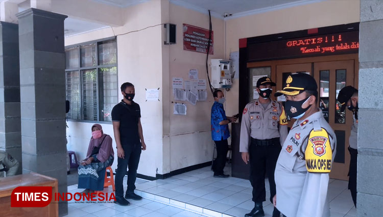 Petugas gabungan menggelar rajia yustisi di perkantoran Disdukcapil Majalengka. (FOTO: Jaja Sumarja/TIMES Indonesia)