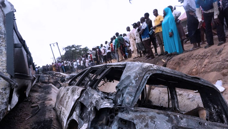 Kecelakaan itu terjadi di Lokoja, ibu kota negara bagian Kogi, Nigeria serta puing-puing kendaraan setelah terbakar (FOTO: Al Jazeera/ AFP)