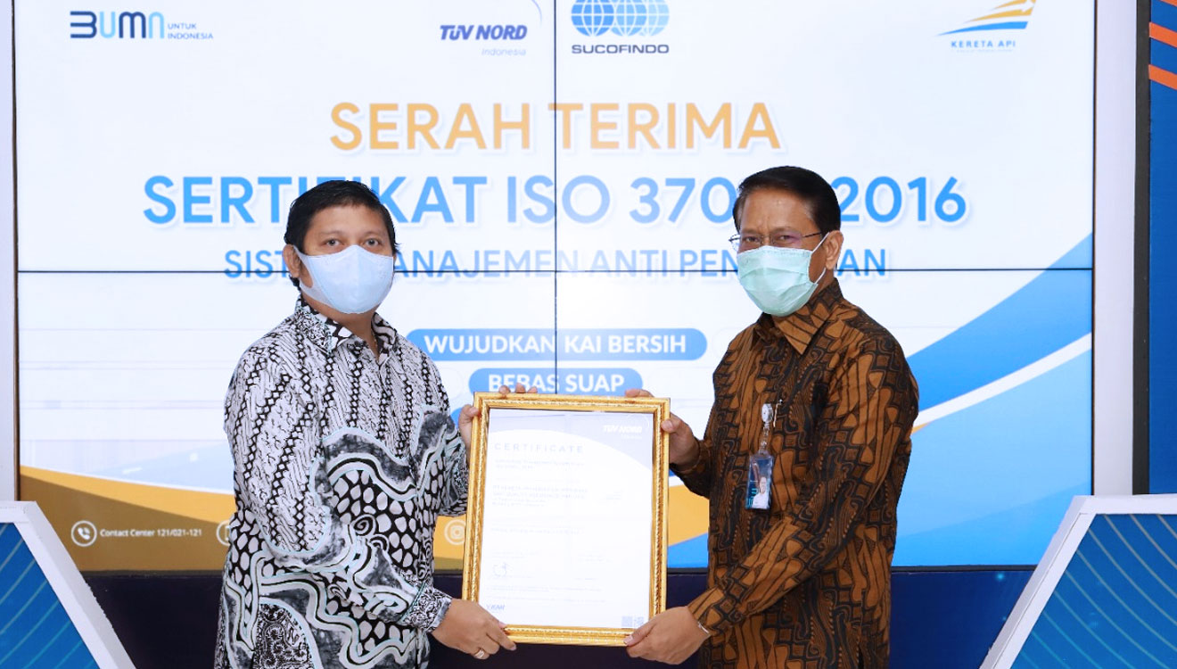 Direktur Utama PT KAI menerima Sertifikat ISO 37001:2016 di Gedung Jakarta Railway Center, Jakarta Pusat, Kamis (24/9). (Foto: twitter PT KAI)