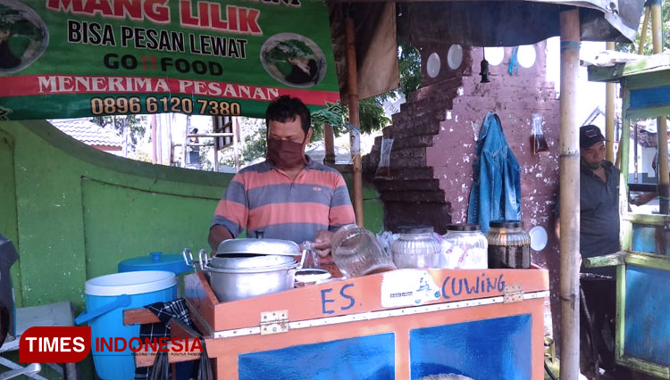 Es Cuwing mang Lilik yang tidak pernah sepi pelanggan. (Foto: Dede Sofiyah/TIMES Indonesia)
