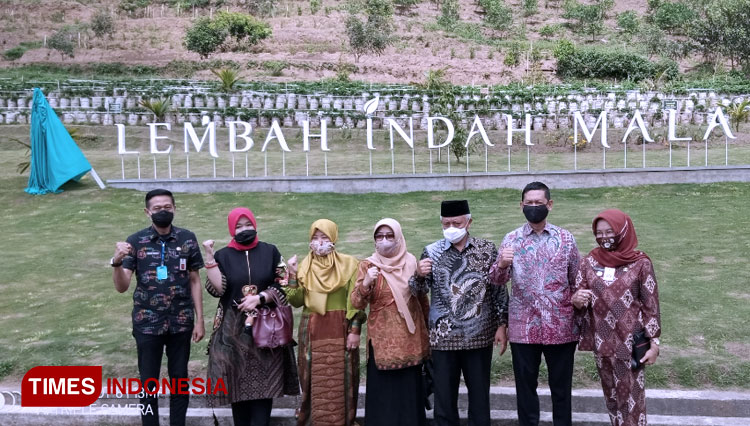 Bupati Malang HM Sanusi saat berfoto bersama usai meresmikan Lembah Indah Malang. (FOTO: Binar Gumilang/TIMES Indonesia)