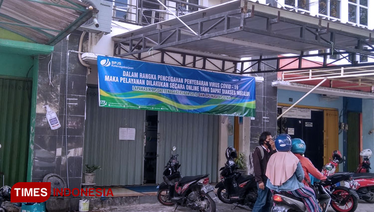 Kantor BPJS Ketenagakerjaan Perwakilan Lamongan harus ditutup selama 14 hari akibat salah satu karyawannya terkonfirmasi Covid-19, Jumat (25/09/2020) Foto : Moch. Nuril Huda/TIMES Indonesia). 