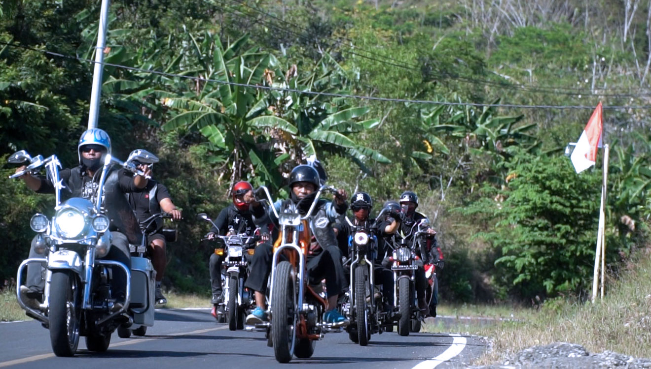  Kolaborasi komunitas Bold Riders Malang saat menyerahkan bantuan ke sejumlah tempat di Malang, Jumat (25/9/2020). (foto: Dok. Bold Riders)