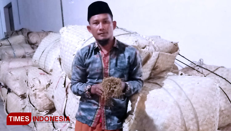 Muhammad Munir, Ketua paguyuban tembakau Madura saat berada di salah satu gudang tembakau di Pamekasan. (FOTO: Akhmad Syafi'i/TIMES Indonesia)