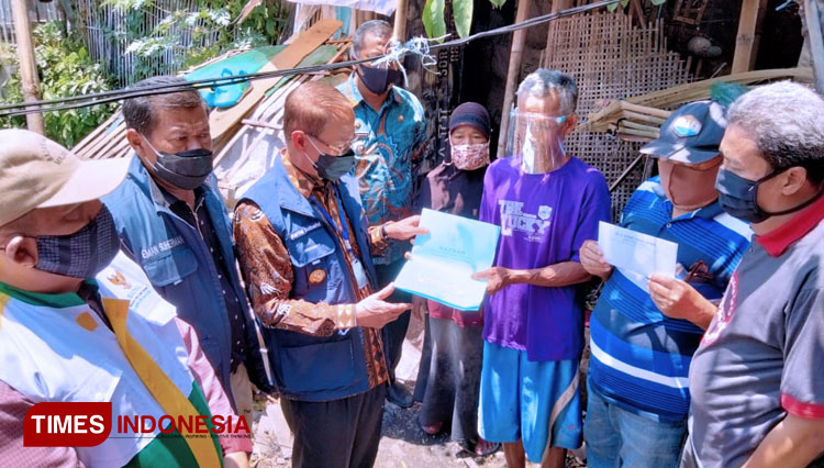 Bupati Majalengka, H Karna Sobahi memberikan bantuan rutilahu kepada warga tidak mampu.(Foto: Jaja Sumarja/TIMES Indonesia)