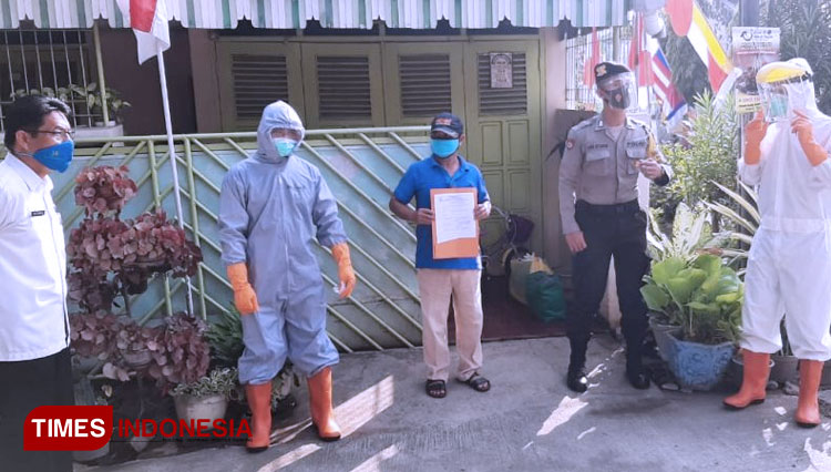 Penyemprotan disinfektan di Perumahan Karya Bhakti bersama Pak RT dan PMI. (FOTO: AJP TIMES Indonesia)