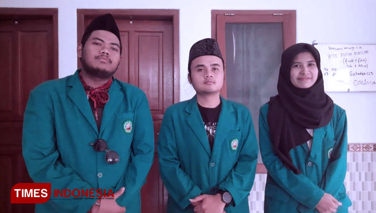 Tim Debat Unisma M Mukti Irawan, M Afnani Alifian, dan Komariyah dinobatkan sebagai esai terbaik. (FOTO: AJP TIMES Indonesia)