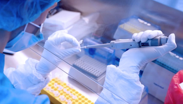 Seorang ilmuwan menyiapkan sampel selama penelitian dan pengembangan vaksin melawan virus corona di laboratorium perusahaan bioteknologi BIOCAD di Saint Petersburg, Rusia. (Foto: Anton Vaganov/REUTERS)