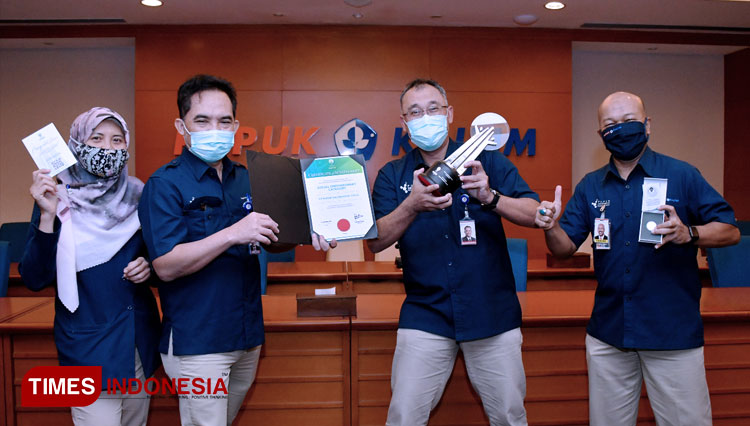 Direktur utama Pupuk Kaltim, Rahmad Pribadi bersama Direksi dan manajemen Pupuk Kaltim usai menerima penghargaan AREA 2020 (FOTO: Humas Pupuk Kaltim For TIMES Indonesia)