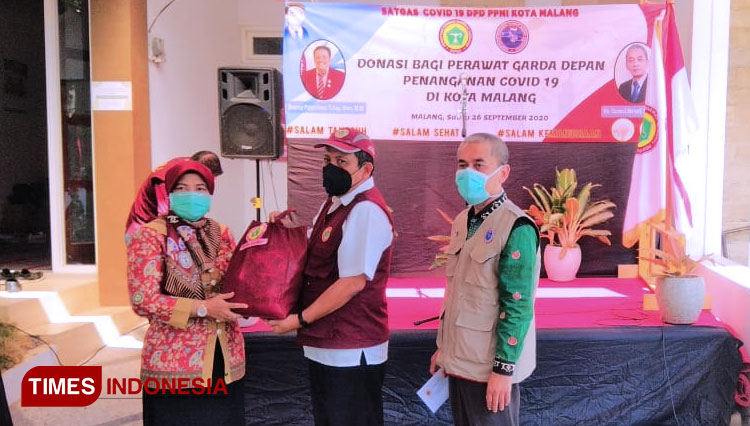 Bantuan donasi sembako dari PPNI Kota Malang. b