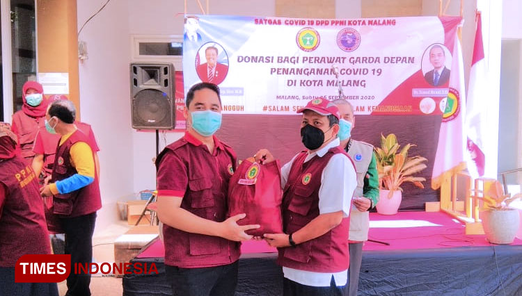 Bantuan donasi sembako dari PPNI Kota Malang. (Foto: Naufal Ardiansyah/TIMES Indonesia)