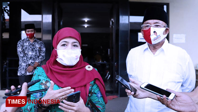 Dwi Astutik bersama Haji Masnuh, Sabtu (26/9/2020). (Foto: Lely Yuana/TIMES Indonesia) 