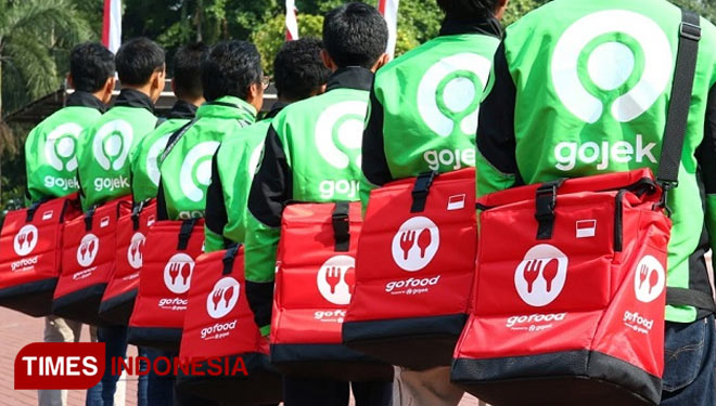 Para driver gojek saat bersiaga mengantarkan gofood. (Foto: Humas Gojek for Times Indonesia)