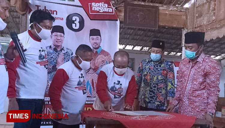 Penandatanganan kontrak politik antara para ketua LMDH dan Setiajit, Sabtu, (26/09/2020). (Foto: Achmad Choirudin/TIMES Indonesia)