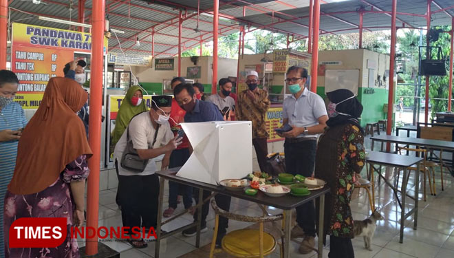 Pascasarjana S-2 IPS saat memberikan materi praktik foto produk kepada para PKL di Sentra PKL Karah, Jumat (25/9/2020). (Foto : Khusnul Hasana/TIMES Indonesia)