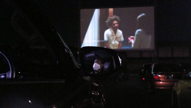 Wakil Wali Kota Bandung Yana Mulyana saat nonton film berkonsep drive-in dikawasan Kiara Artha Park, Jalan Jakarta. (FOTO: Humas Pemkot Bandung for TIMES Indonesia)