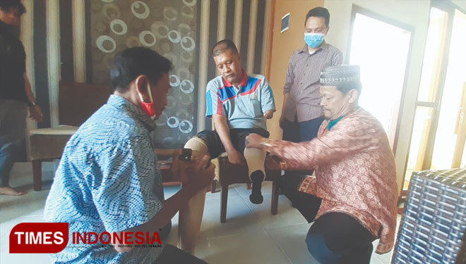 Penyerahan bantuan kaki palsu yang diserahkan secara simbolis petugas Dinsos Kota Pagaralam, kepada difabel khusus penyandang disabilitas.  (Foto: Asnadi/ TIMES Indonesia) 