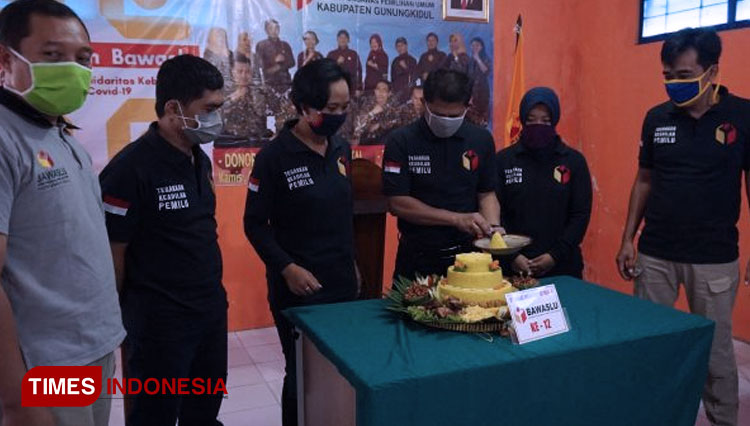 Para anggota Bawaslu Gunungkidul (kaos hitam) saat merayakan HUT Bawaslu (FOTO:  Dokumen Bawaslu Gunungkidul for TIMES Indonesia)