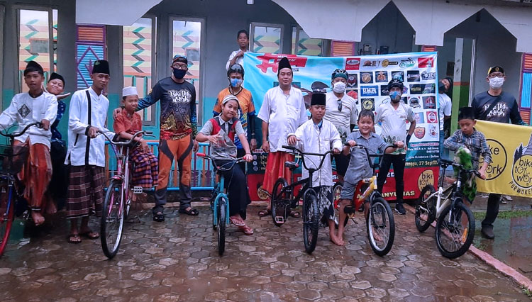 Komunitas pesepeda di Purwokerto dalam aksi sedekah sepeda. (Foto: Dok.B2W Purwokerto for TIMES Indonesia)