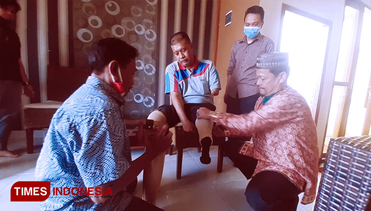 Penyerahan bantuan kaki palsu yang diserahkan secara simbolis petugas Dinsos Kota Pagaralam, kepada difabel. (FOTO: Asnadi/ TIMES Indonesia) 