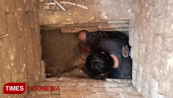Seorang petugas ekskavasi saat menggali kembali lubang di bagian atas bangunan utama Situs Patakan yang tertimbun tanah. (FOTO: MFA Rohmatillah/ TIMES Indonesia)