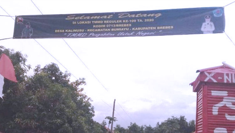 Banner sambutan masyarakat Desa Kalinusu, Kecamatan Bumiayu, Kabupaten Brebes, Jawa Tengah. (FOTO: AJP TIMES Indonesia)