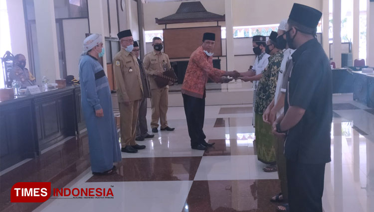 Penyerahan secara simbolis BOP (Bantuan Operasional Pendidikan) Covid-19, kepada ratusan lembaga Madrasah Diniah (Madin), oleh Bupati Salwa Arifin dan Ketua DPW FKDT Jatim di Pendapa Bupati Bondowoso (FOTO: Moh Bahri/TIMES Indonesia)