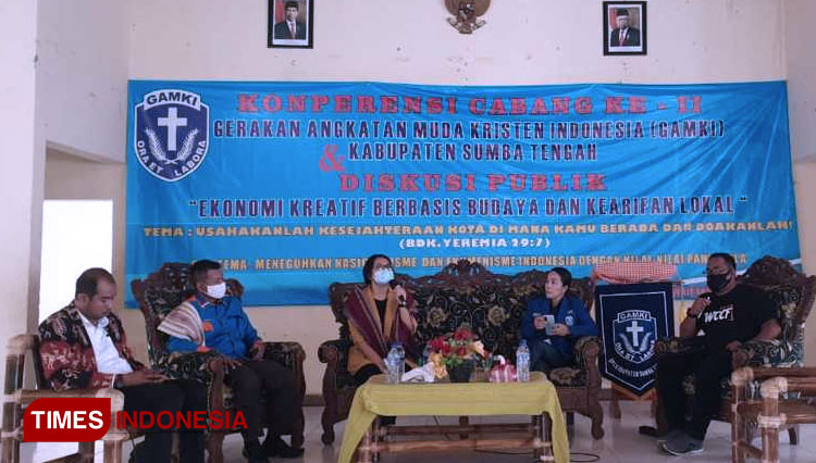 Diskusi publik narasumber saat melakukan Kofercab ke-II GAMKI Kabupaten Sumba Tengah NTT. (FOTO: Habibudin/TIMES Indonesia) 