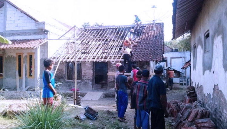 Gotong royong warga Desa Kalinusu, Kecamatan Bumiayu, Kabupaten Brebes, Jawa Tengah, membongkar rumah tidak layak huni program TMMD Reguler 109 Kodim 0713 Brebes. (FOTO: AJP TIMES Indonesia)