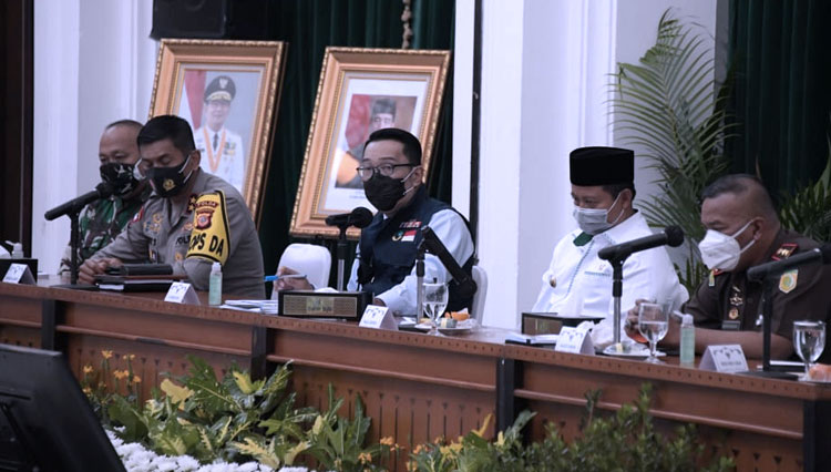 Gubernur Jabar Ridwan Kamil saat rapat mingguan Gugus Tugas Percepatan Penanggulangan Covid-19 Jabar di Gedung Sate, Kota Bandung. (FOTO: Humas Pemprov Jabar for TIMES Indonesia)