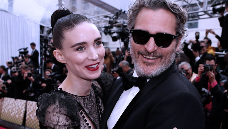 Joaquin Phoenix dan Rooney Mara saat menghadiri Oscar 2020. (FOTO: Twitter Joaquin Phoenix Updates)