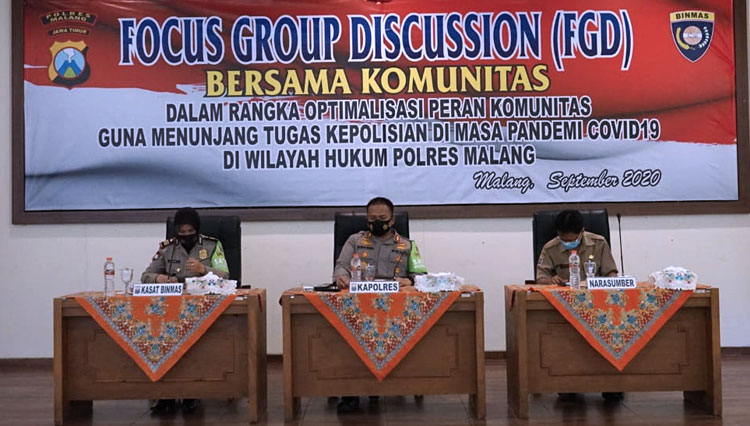 Kapolres Malang AKBP Hendri Umar saat diskusi bersama komunitas. (Foto: Humas Polres Malang)
