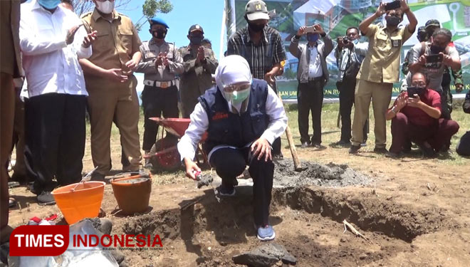 Gubernur Jatim, Khofifah Indar Parawansa letakkan batu pertama pembangunan rumah sakit baru di Kota Probolinggo. (FOTO: Happy L. Tuansyah/TIMES Indonesia)