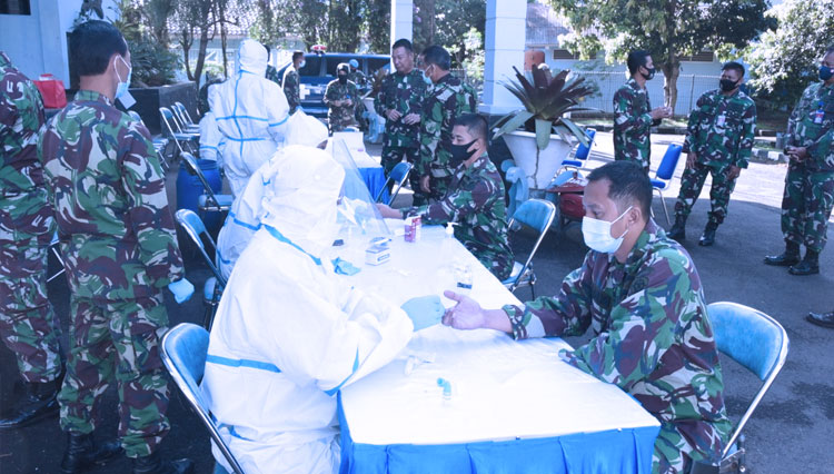 Ratusan Personel TNI Koharmatau Jalani Rapid Test Covid-19, sENIN (28/9/20). (FOTO: Pentak Koharmatau for TIMES Indonesia)