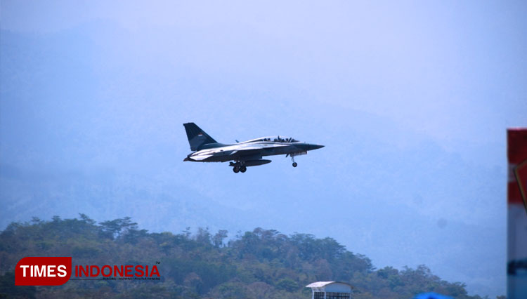 Pesawat latih supersonik T-50 Golden Eagle yang turut melakukan latihan sikatan daya Koopsau II di Lanud ABD Saleh Malang. Senin, 28/9/2020. (FOTO: Tria Adha/TIMES Indonesia)