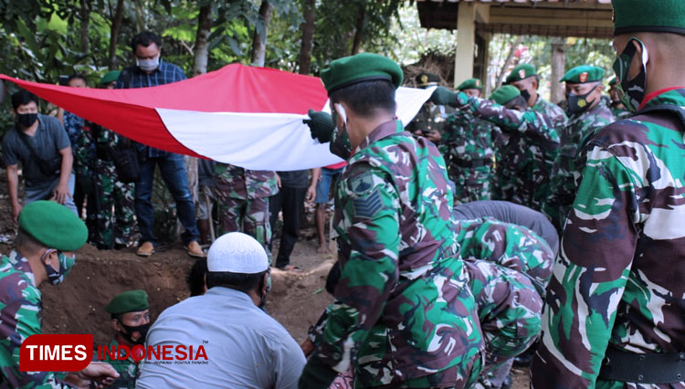 Prosesi Pemakaman Militer Anggota Koramil 02/Kaligondang Sersan Dua Gesit Kalimantoro (foto: Pendim Purbalingga for Times Indonesia)