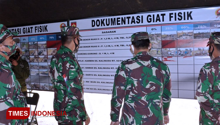 Danrem 071 Wijaya Kusuma, Kolonel Infanteri Dwi Lagan Safrudin, S.I.P, mengecek kesiapan administrasi program TMMD TMMD Reguler 109 Kodim 0713 Brebes, di Lapangan Sepakbola Desa Kalinusu (FOTO: AJP/TIMES Indonesia)